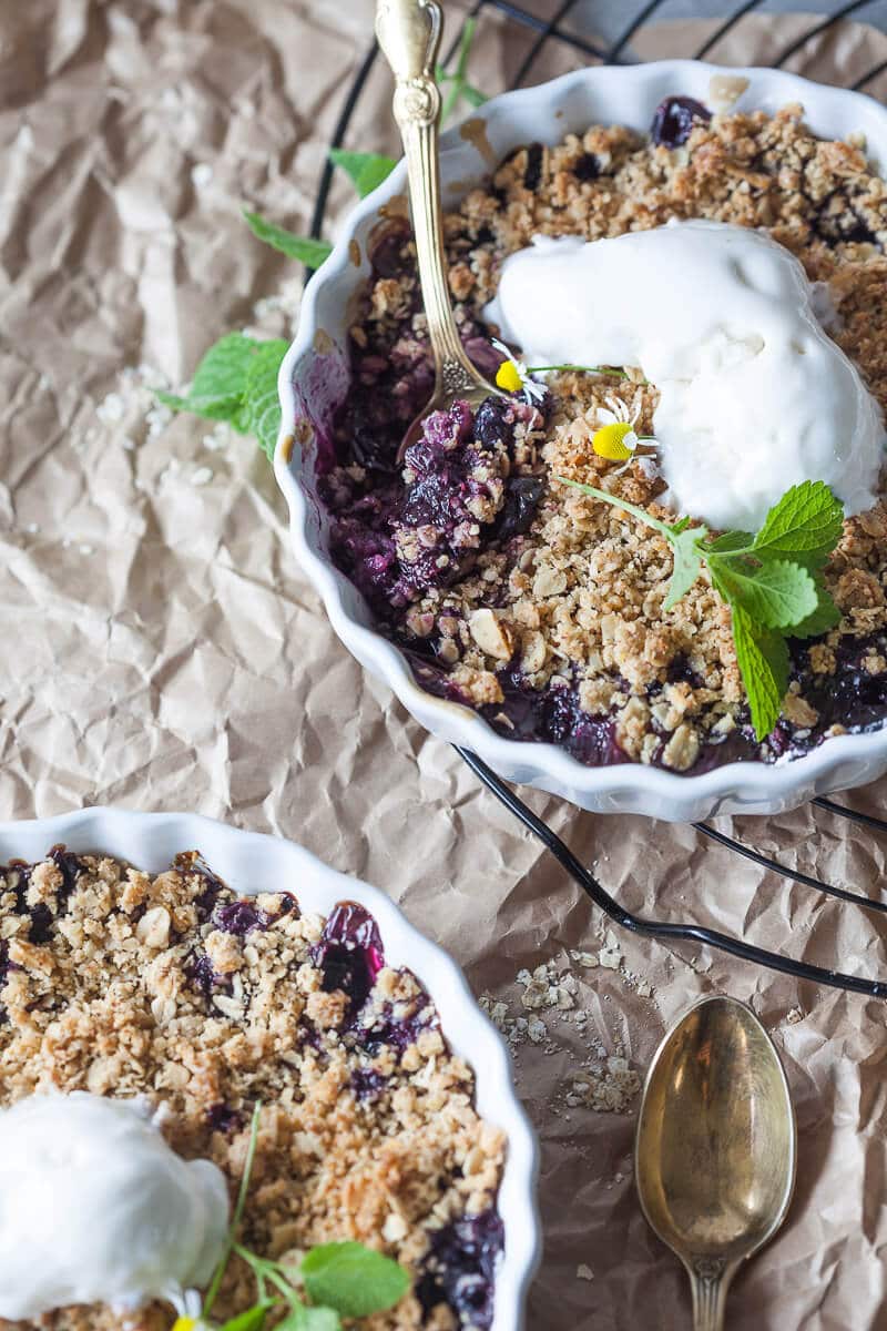 Vegan Blueberry Crumble, made with blueberries and a crunchy crumble topping, just the perfect plant-based summer treat. | Vibrant Plate