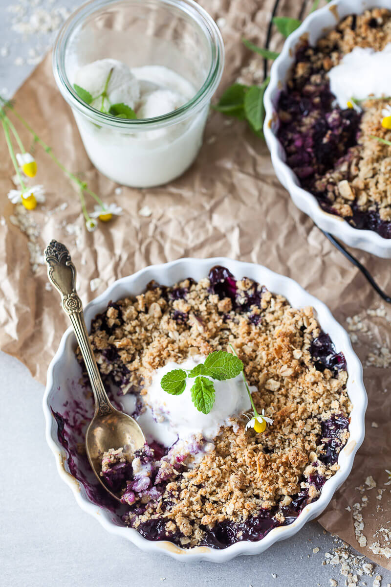 Vegan Blueberry Crumble, made with blueberries and a crunchy crumble topping, just the perfect plant-based summer treat. | Vibrant Plate