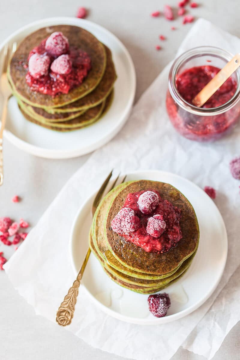 These Vegan Spinach Blender Pancakes are ready in just 20 minutes, are gluten-free and absolutely delicious. | Vibrant Plate