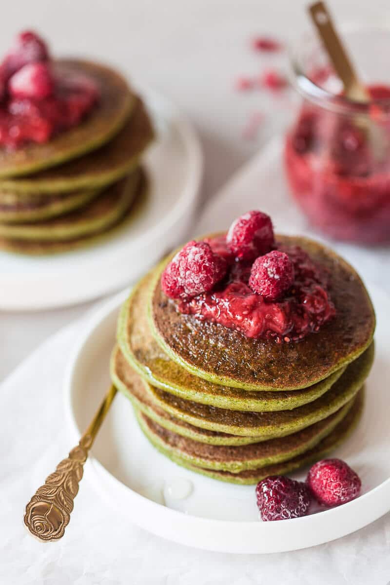 These Vegan Spinach Blender Pancakes are ready in just 20 minutes, are gluten-free and absolutely delicious. | Vibrant Plate