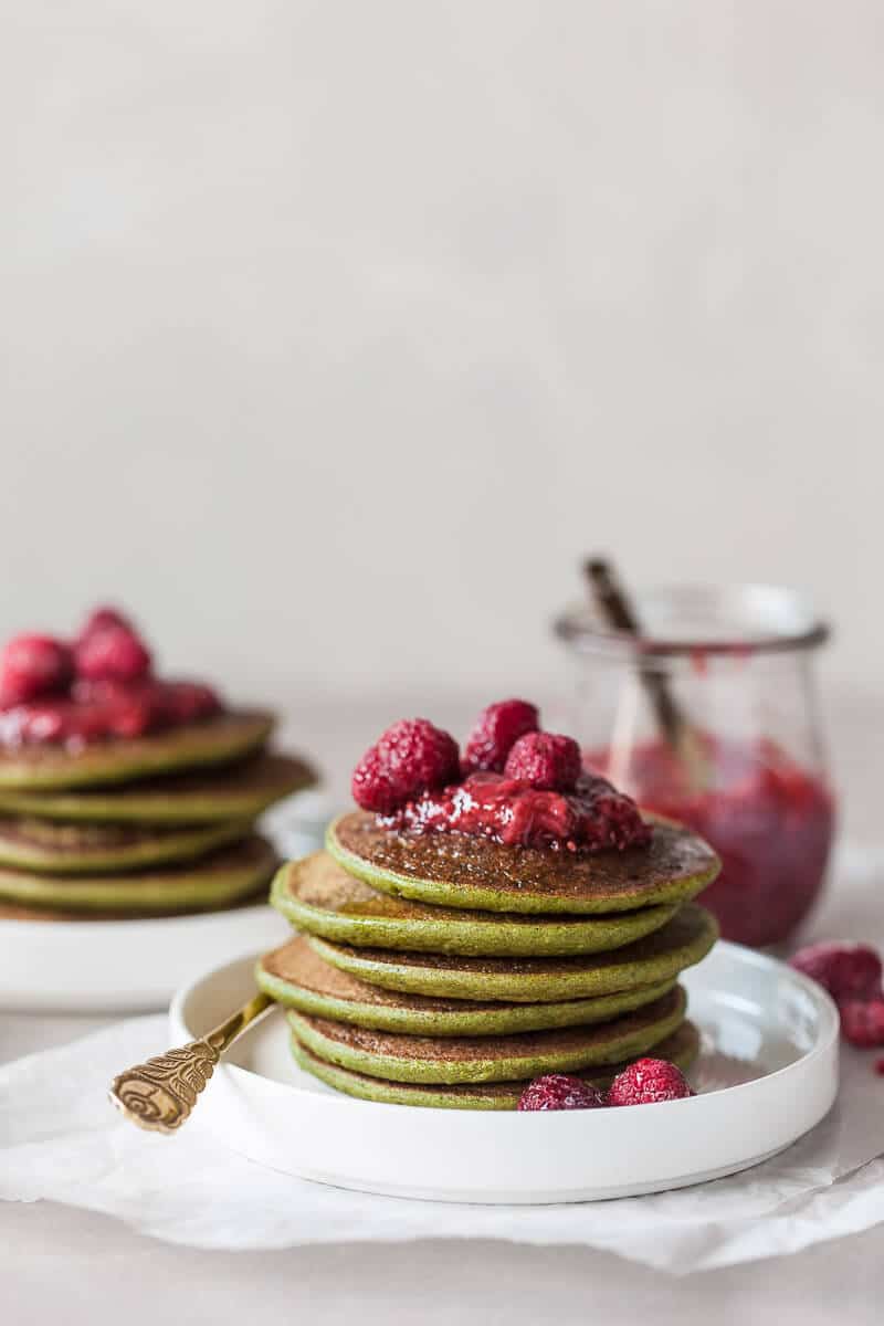 These Vegan Spinach Blender Pancakes are ready in just 20 minutes, are gluten-free and absolutely delicious. | Vibrant Plate