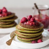 These Vegan Spinach Blender Pancakes are ready in just 20 minutes, are gluten-free and absolutely delicious. | Vibrant Plate