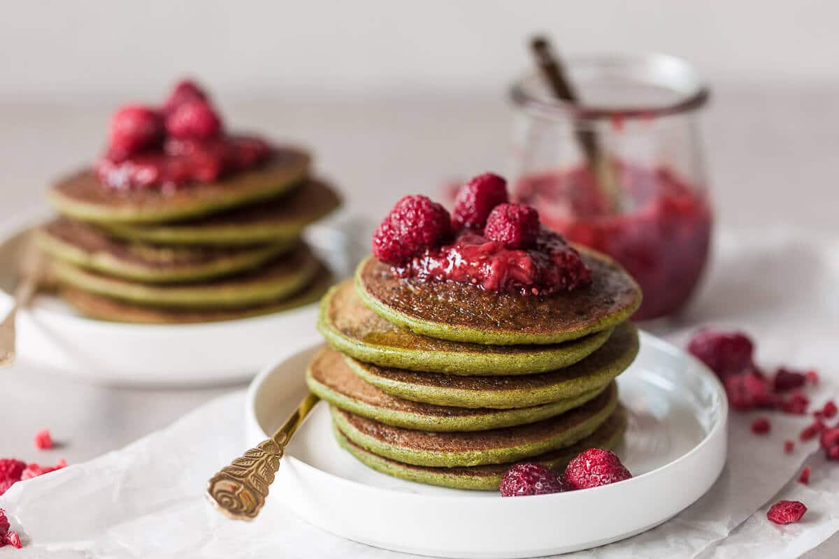These Vegan Spinach Blender Pancakes are ready in just 20 minutes, are gluten-free and absolutely delicious. | Vibrant Plate
