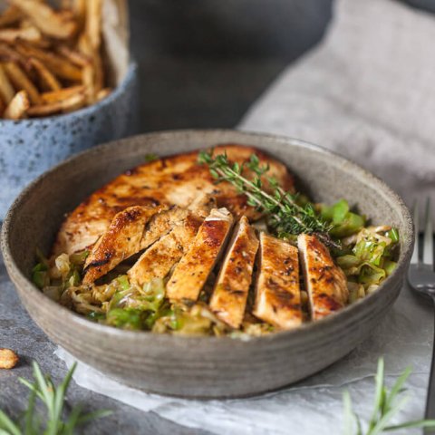 Rosemary Grilled Chicken on Cabbage Low-Carb - Vibrant plate