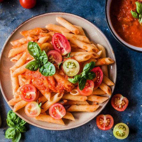 Easy Pasta in Fresh Tomato Sauce {Vegan} - Vibrant plate