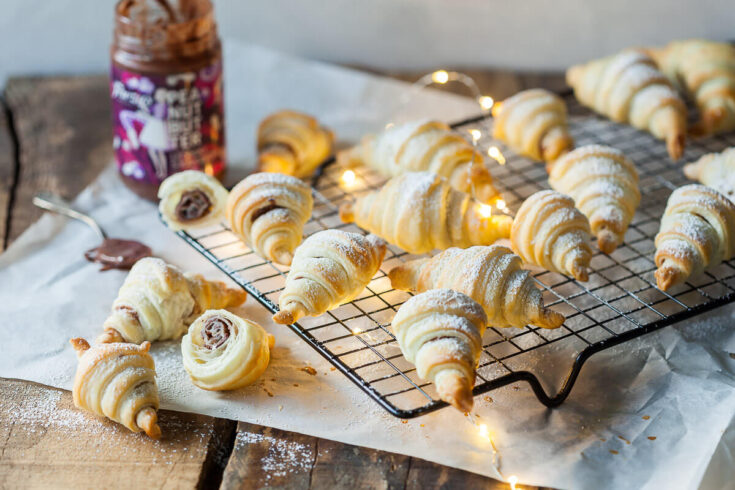 Ridiculously easy vegan mini croissants with only 3 ingredients and filled with delicious peanut butter and cacao spread.