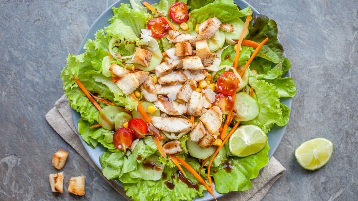 Grilled Chicken and Mixed Greens Salad
