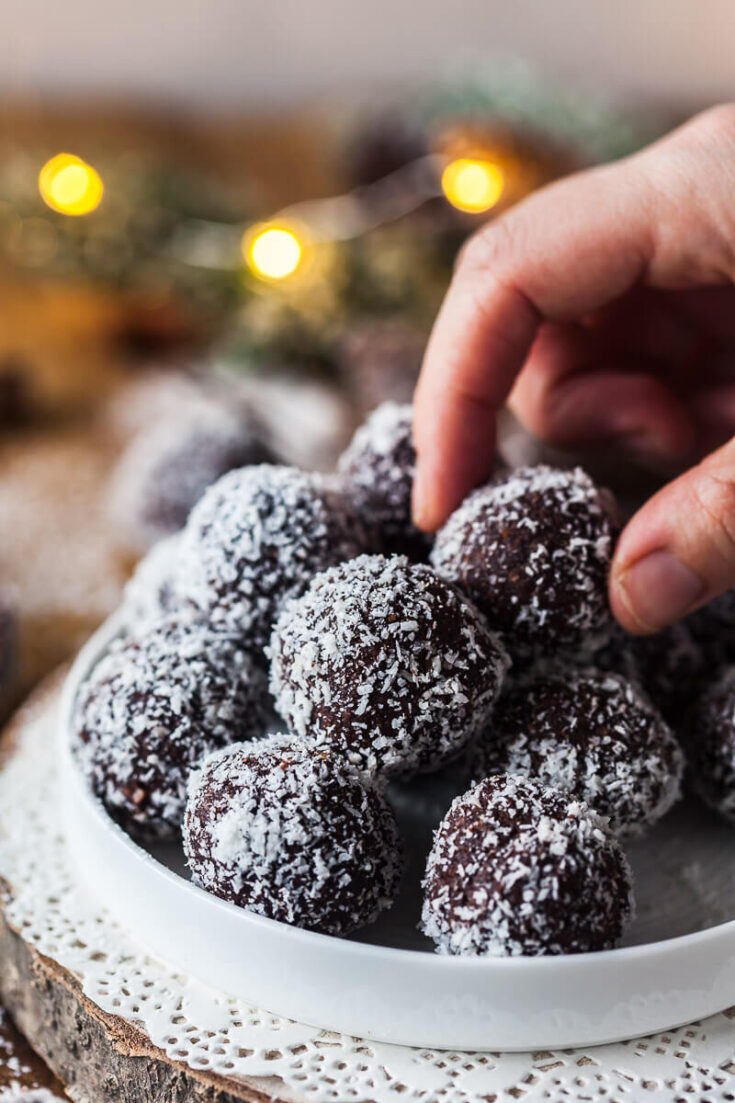 These Speculaas Cookie Bliss Balls are an easy party snack that everyone will love!