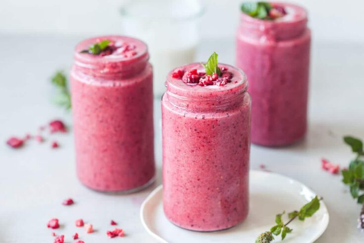 The ultimate Vegan Probiotic Berry Smoothie. This gut-healthy smoothie is delicious, rich in probiotics, vegan & gluten-free!