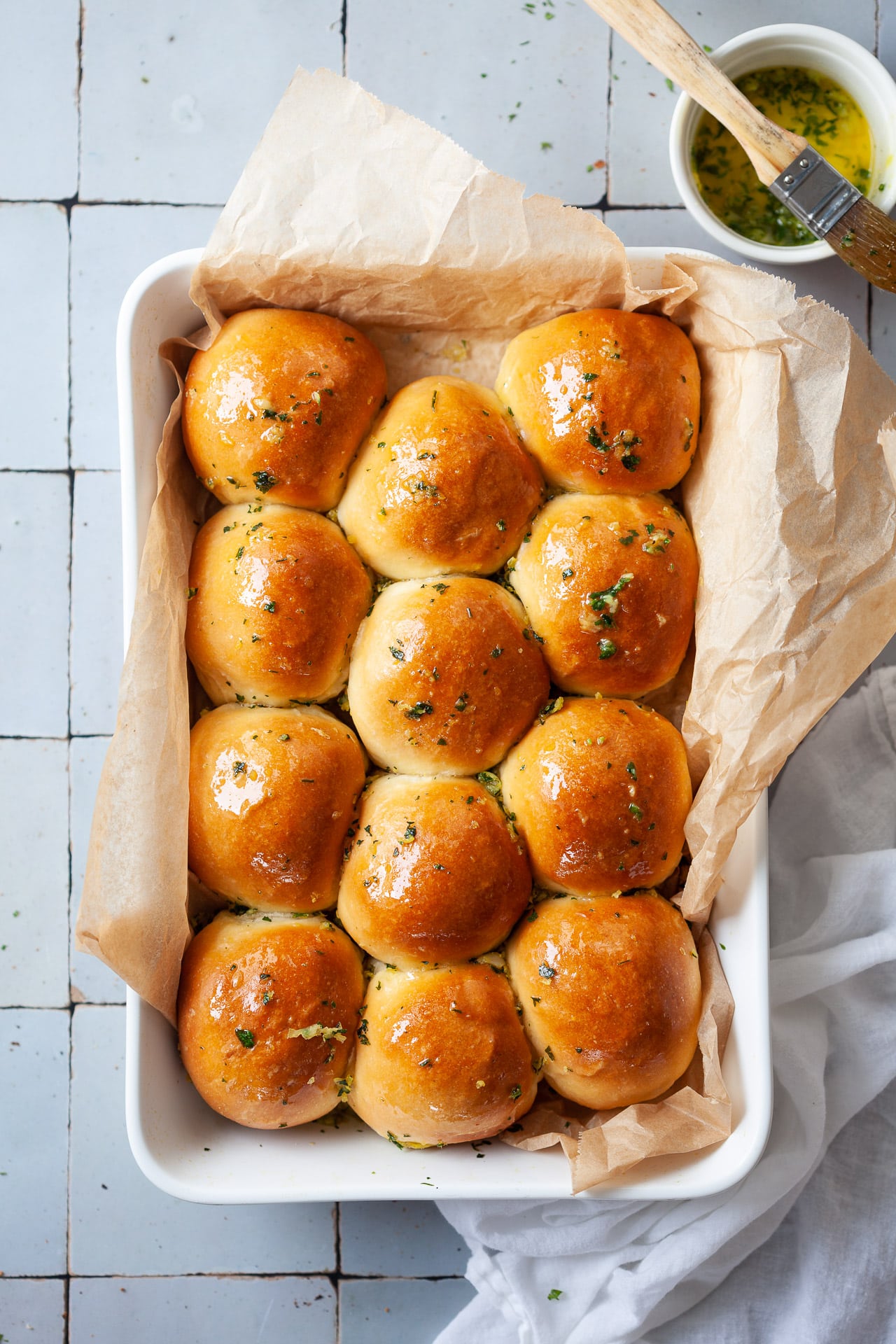 Vegan Garlic Butter Dinner Rolls