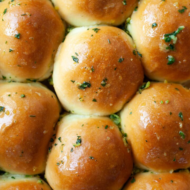 Vegan Garlic Butter Dinner Rolls