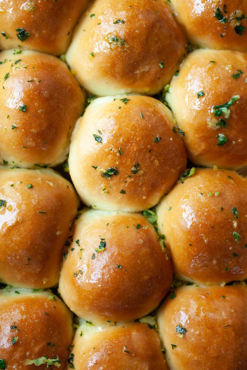 Vegan Garlic Butter Dinner Rolls