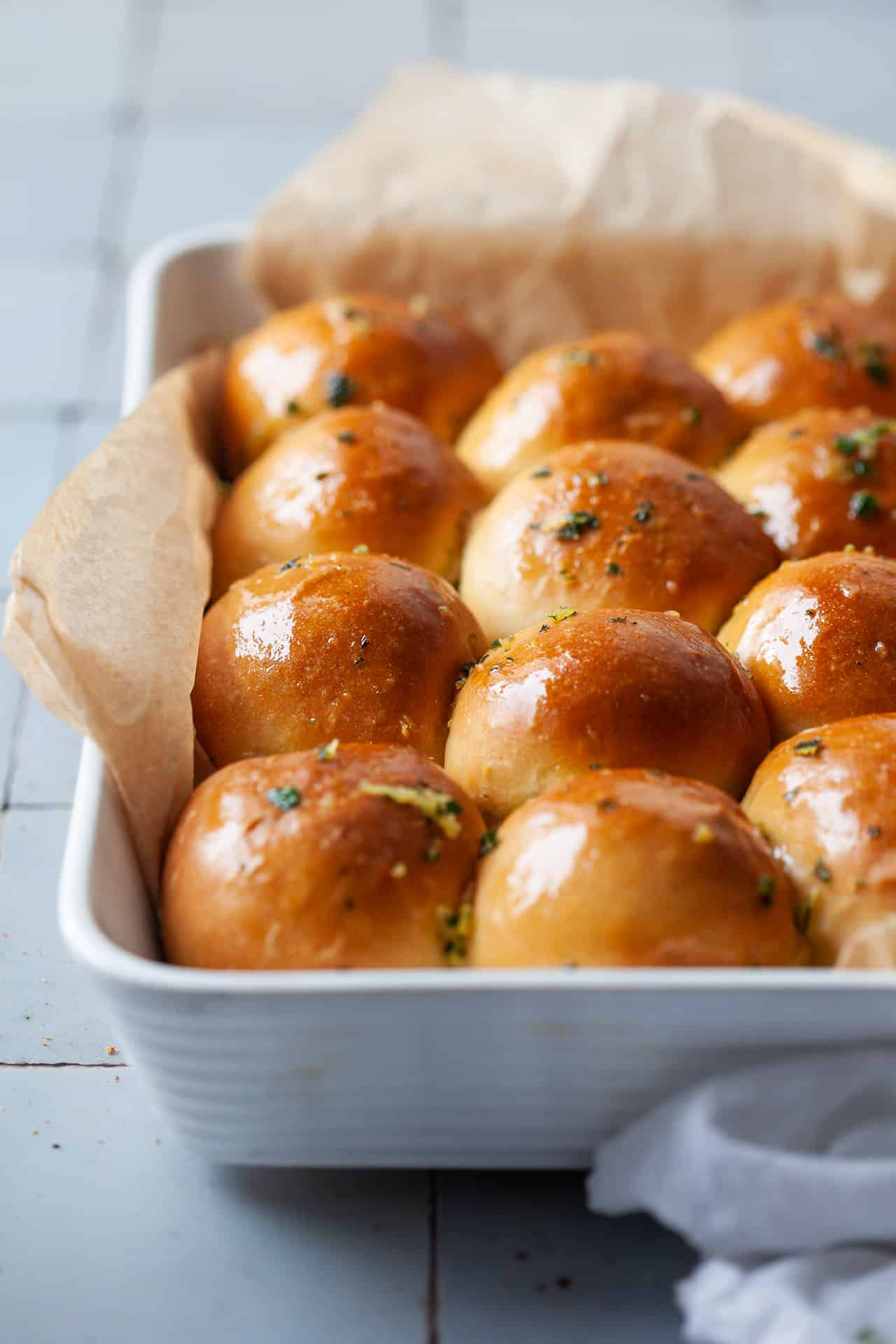 Vegan Garlic Butter Dinner Rolls