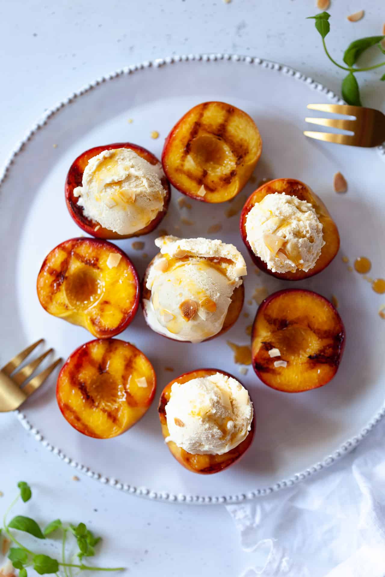 Grilled peaches with Ice Cream