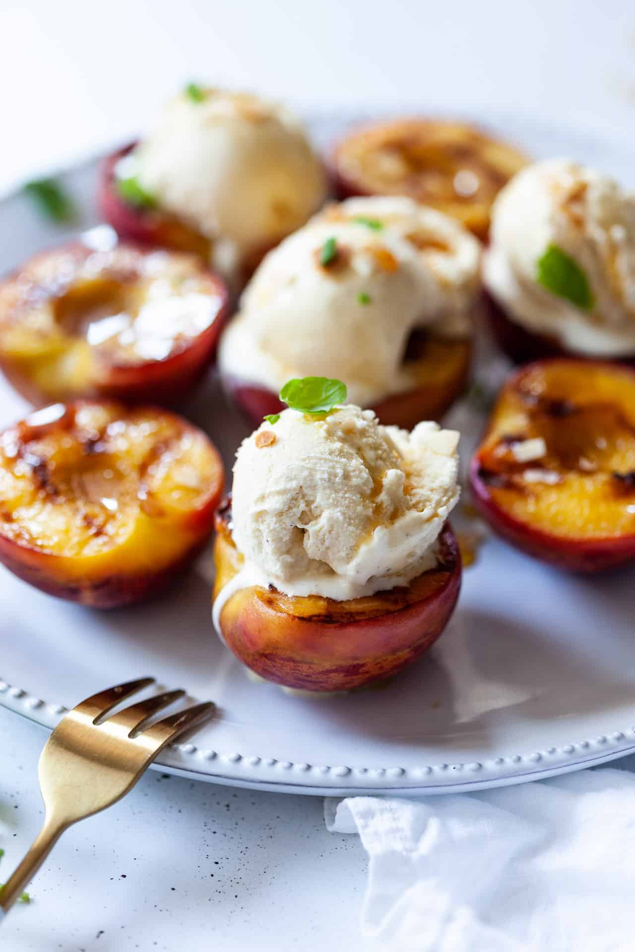 Grilled peaches with Ice Cream